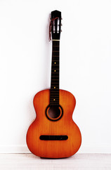 Obraz premium Guitar on the floor on grey background