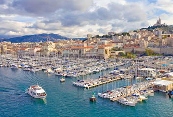 Fototapeta na wymiar Marseille, le vieux port vu du fort saint-Jean
