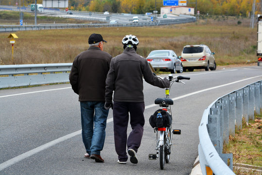 pareja caminando por un arcen