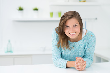 Obraz na płótnie Canvas beautiful girl in the kitchen smiles