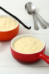 dessert crema pasticcera in ceramica colorata