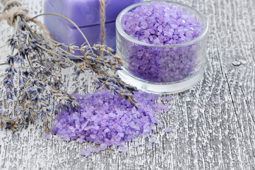 Obraz na płótnie Canvas Bath salt for aromatherapy and dried lavender