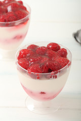 dolce di panna cotta con frutta in bicchiere