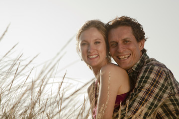 Pareja de enamorados sonriendo abrazados