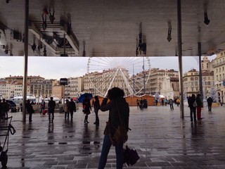 parada de metro en el puerto viejo de Marsella - obrazy, fototapety, plakaty