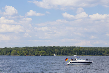 Fototapeta na wymiar Motorboot und Deutschlandfahne