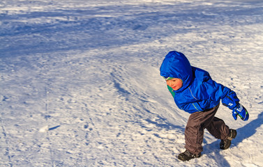 Fototapeta na wymiar little boy playing in winter