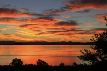 Fototapeta na wymiar lever de soleil sur Mono lake