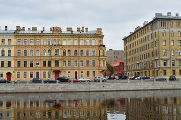Fototapeta na wymiar Санкт-Петербург, набережная Фонтанки, бывший доходный дом