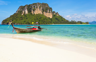 long tail boat sur plage de Tup Islands, Thaïlande
