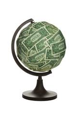 Billetes de dolar sobre bola del mundo