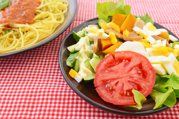 新鮮なサラダとミートソーススパゲティ