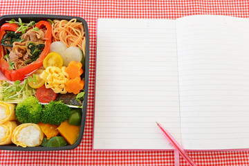 おいしそうな弁当とメモ帳