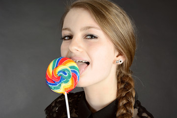 Teenager lutscht bunten Lolli