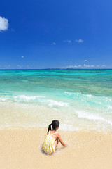 南国沖縄のビーチで遊ぶ女の子