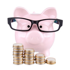 Geld sparen mit Sparschwein und Euro Münzen