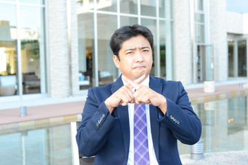 禁止の意思表示をするビジネスマン