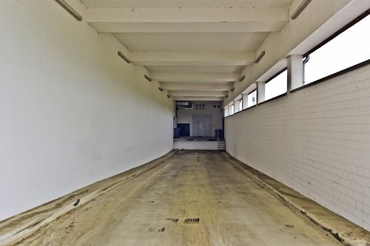 Covered loading ramp