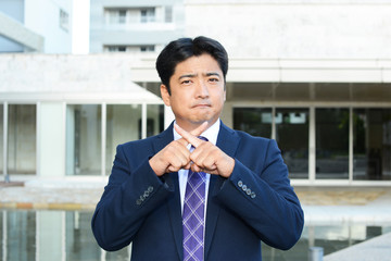 禁止の意思表示をするビジネスマン