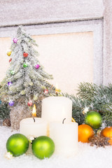 geschmückter christbaum mit kerzen und kugeln