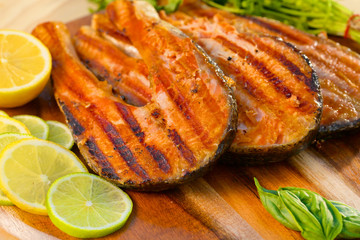 Grilled salmon fillet with lime and parsley