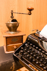 Antike Kaffeemühle,Typewriter 01