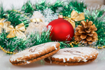 Gingerbread cookies with green garland and Christmas toys