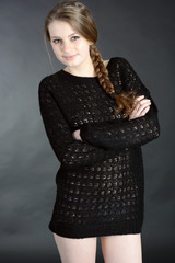 Teenager in schwarzem Strickpulli