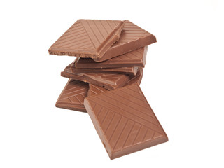 Chocolate en trozos sobre un fondo blanco liso y aislado. Vista de frente y de cerca. Copy space