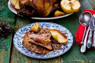 the Christmas baked goose with apples