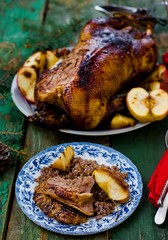 the Christmas baked goose with apples