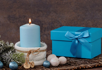 Kerze mit Weihnachtsgeschenk