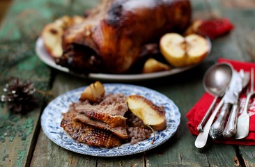 the Christmas baked goose with apples
