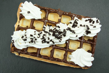 gaufre au chocolat et chantilly