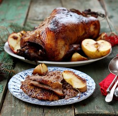 the Christmas baked goose with apples
