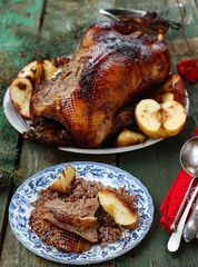 the Christmas baked goose with apples