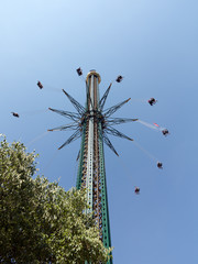 Kettenkarussell im Wiener Prater mit Baum davor