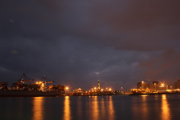 Fototapeta na wymiar lanterna e il porto di Genova