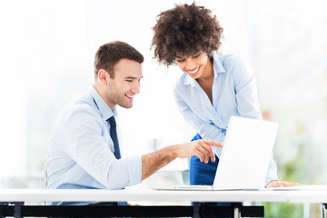 Obraz premium Business people using laptop together