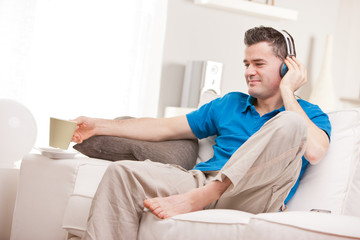 Obraz premium relaxed man listening to music in earphones