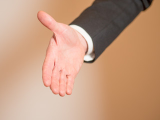 Hand zur Begrüßung ausgestreckt