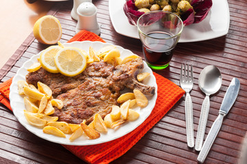 Cotoletta alla milanese o orecchia d’elefante con patatine