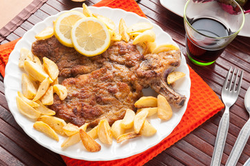 Cotoletta alla milanese o orecchia d’elefante con patatine