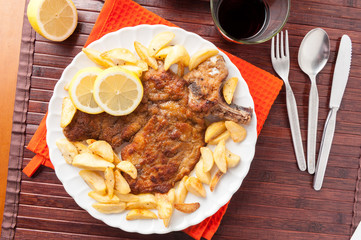 Cotoletta alla milanese o orecchia d’elefante con patatine