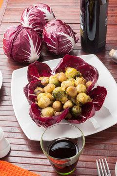 Piatto di cavoletti di bruxelles e castagne rosolate
