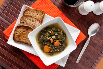 Zuppa con cavolo nero servita nel piatto