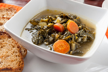 Zuppa con cavolo nero servita nel piatto