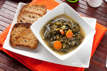 Zuppa con cavolo nero servita nel piatto