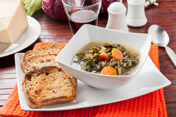 Zuppa con cavolo nero servita nel piatto