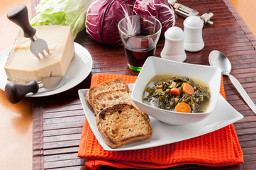 Zuppa con cavolo nero servita nel piatto